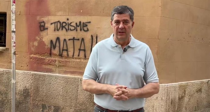 El conseller de Turismo, Cultura y Deportes, Jaume Bauzá, condena las pintadas en la fachada de su Conselleria
