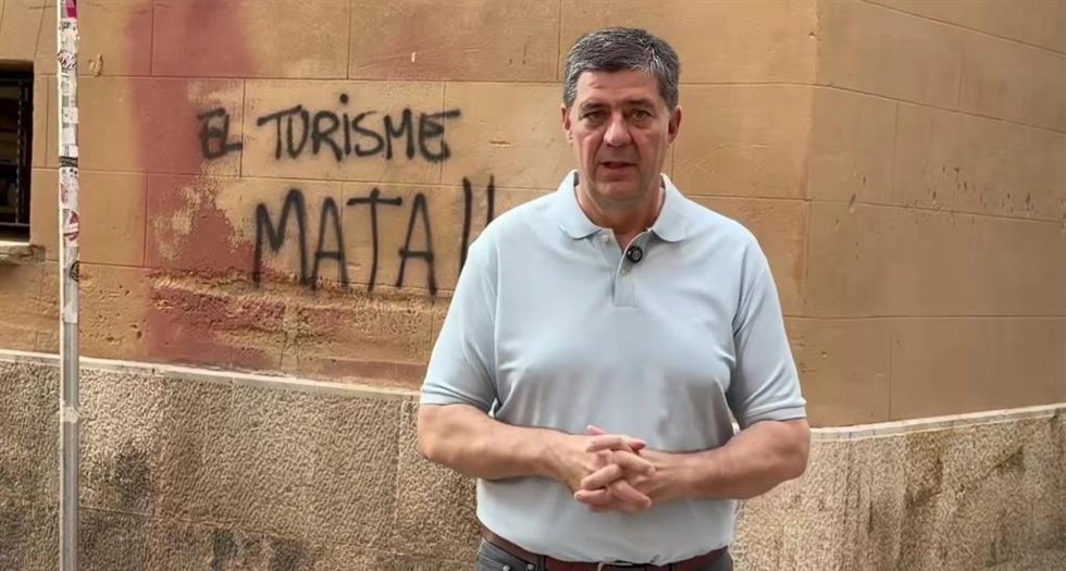 El conseller de Turismo, Cultura y Deportes, Jaume Bauzá, condena las pintadas en la fachada de su Conselleria