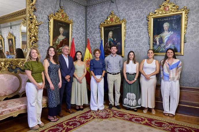 La presidenta recibe a seis jóvenes becados Fulbright.