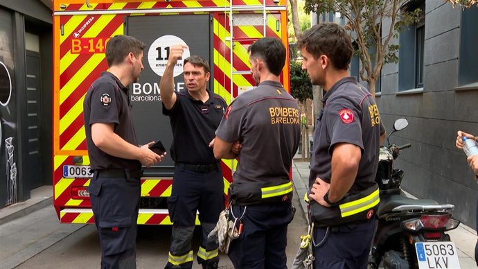 El equipo de Bombers de Barcelona en las operaciones de prevención de incidencias de las fiestas del barrio de Gràcia