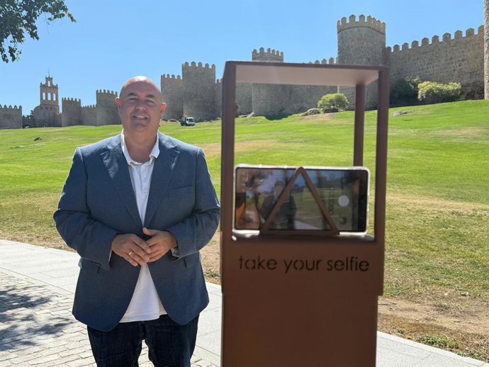 El teniente de alcalde de Turismo y Cultura del Ayuntamiento de Ávila, Carlos López, visita la nueva ruta fotográfica de tótems