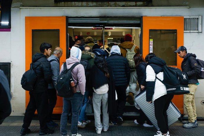 Archivo - Arxiu - Viatgers agafen un tren en l'Estació de Sants a Barcelona