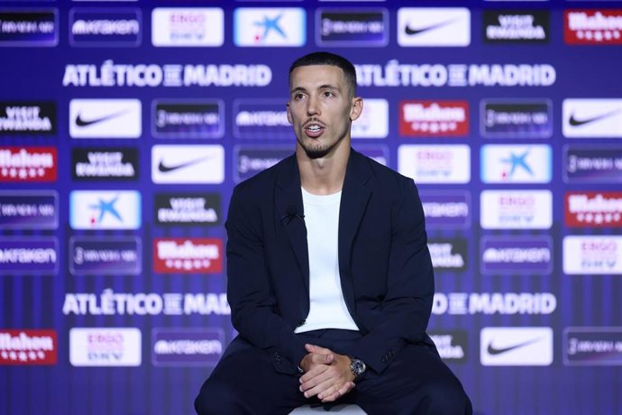 Alejandro Grimaldo en su presentación con el Atlético de Madrid