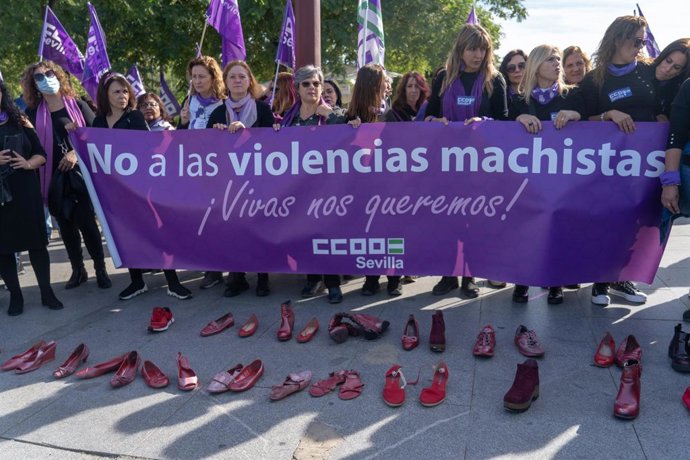 Archivo - Manifestación de CCOO durante el Día Internacional de la Eliminación de la Violencia contra las Mujeres en Sevilla. Imagen de archivo.