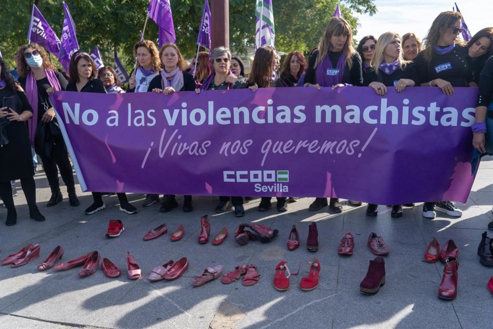 Archivo - Manifestación de CCOO durante el Día Internacional de la Eliminación de la Violencia contra las Mujeres en Sevilla. Imagen de archivo.
