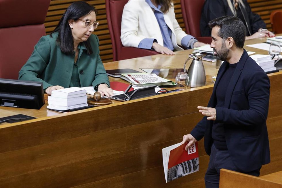 Archivo - La presidenta de Les Corts Valencianes, Llanos Massó (i),  y el síndic del PSPV-PSOE, José Muñoz (d), durante una sesión de control