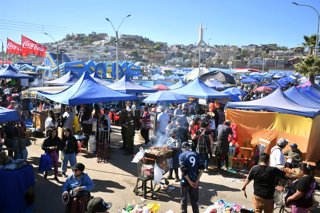 Coquimbo 22 de septiembre 2024 Centenares de carpistas, quienes alojaron en los cerros en el sector pampilla, y miles de visitantes disfrutaron hoy del tradicional dia del Remate del comercio pampillero en Coquimbo, dando fin a la fiesta mas grande de