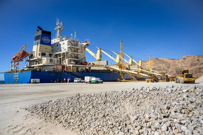 Archivo - Un buque durante una operación de carga de yeso en el Puerto de Almería.