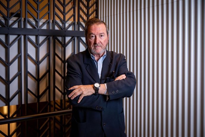 Archivo - El escritor J.J.Benítez posa durante una entrevista con Europa Press por el doceavo volumen de su obra ‘Caballo de Troya 12. Belén' en el Hotel Gallery, a 7 de noviembre de 2022, en Barcelona, Catalunya (España)