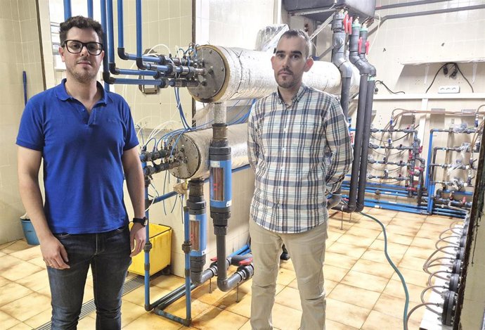 David Salvador Sanz e Iván Mendiguren Pelayo, en el Laboratorio de Biofouling de la ETS de Náutica.