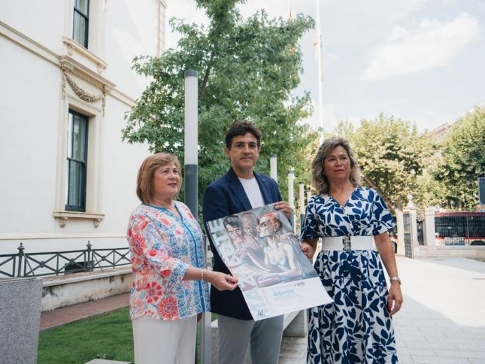 El director general de Cultura, Roberto Iturriaga, junto a la alcaldesa de Alberite, Esperanza García, y la concejala de Cultura de la localidad, Inma Muro