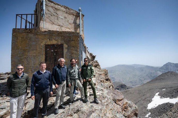 El delegado del Gobierno de la Junta de Andalucía en Granada, Antonio Granados, acompañado por el director del Parque Nacional y Natural de Sierra Nevada, Francisco Muñoz, y el alcalde de Monachil, José Morales, ha visitado el SIAC.