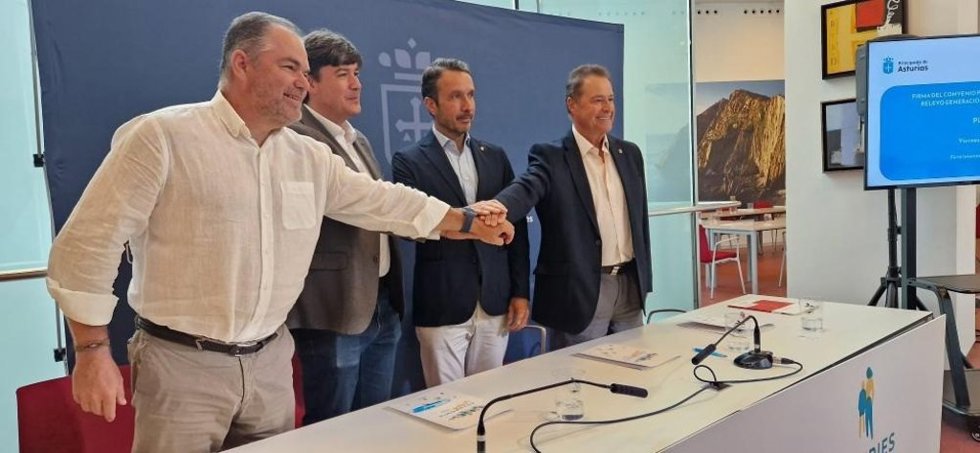 El Presidente De La Cámara De Comercio De Oviedo, Carlos Paniceres; El Consejero De Ciencia, Industria Y Empleo, Borja Sánchez; El Presidente De La Cámara De Avilés, Daniel González Y El Presidente De La Entidad Cameral De Gijón, Félix Baragaño