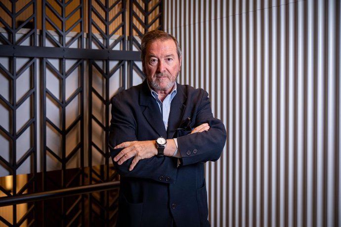 Archivo - El escritor J.J.Benítez posa durante una entrevista con Europa Press por el doceavo volumen de su obra ‘Caballo de Troya 12. Belén' en el Hotel Gallery, a 7 de noviembre de 2022, en Barcelona, Catalunya (España). El libro se presenta como si fue
