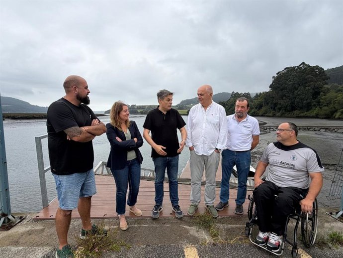 Pedro de Rueda, diputado regional del PP, y  Salomé Sánchez , diputada regional con miembros de la junta local del Partido Popular de Vegadeo y representantes de la Asociación de Veteranos del Eo  y del Club Remeros del Eo.
