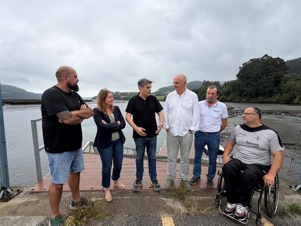 Pedro de Rueda, diputado regional del PP, y Salomé Sánchez , diputada regional con miembros de la junta local del Partido Popular de Vegadeo y representantes de la Asociación de Veteranos del Eo y del Club Remeros del Eo.