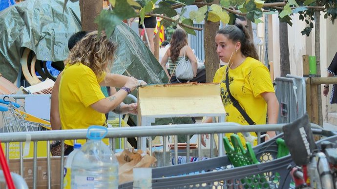 Membres de la comissió del carrer Tordera preparant els decoratius per a la festa major del barri de Gràcia de Barcelona.