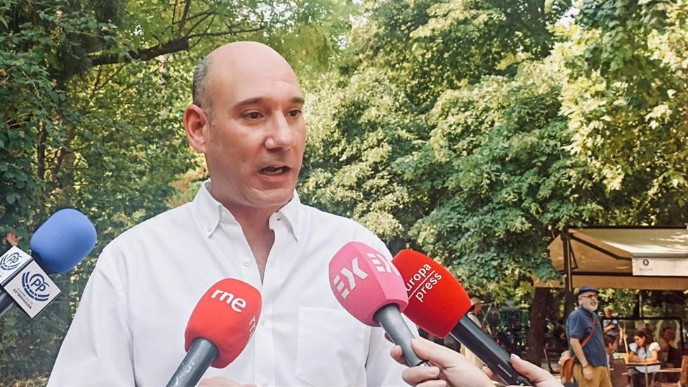 El portavoz del Grupo Parlamentario Popular, José Ángel Sánchez Juliá, atiende a los medios de comunicación, en el Paseo de Cánovas de Cáceres