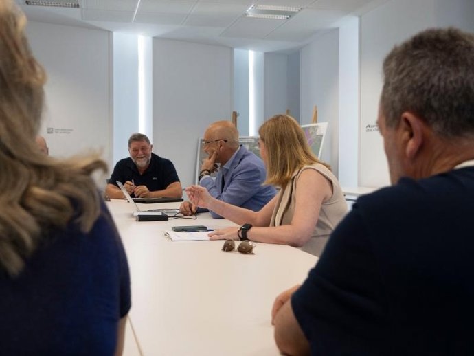 La consejera de Agricultura, Ganadería, Mundo Rural y Medio Ambiente, Noemí Manzanos, ha presentado a representantes del sector vitivinícola el ‘Estudio estadístico de costes de producción de uva