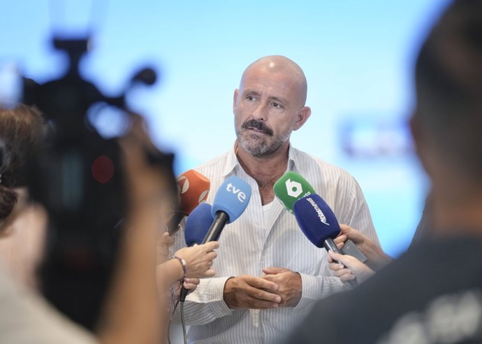 El vicesecretario de Educación e Igualdad del Partido Popular, Jaime de los Santos, realiza declaraciones a los medios en la sede del PP en Génova