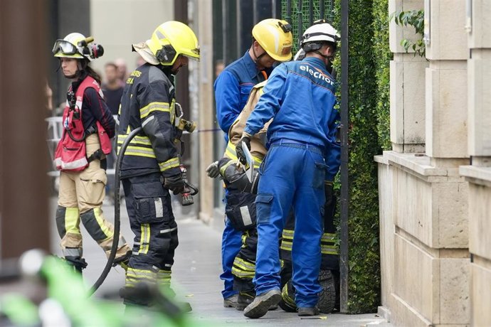 Archivo - Bomberos trabajan en extinguir un incendio enel centro de Sevilla. Imagen de archivo