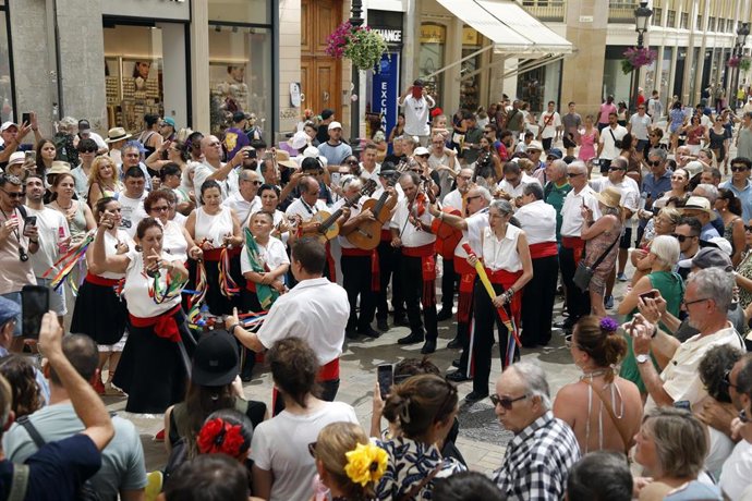 Archivo - Malagueños y visitantes disfrutan la Feria del centro de Málaga en una imagen de archivo. 
