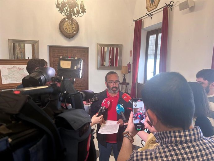 Archivo - El presidente de la Diputación de Cáceres, Miguel Ángel Morales, atiende a los medios en una foto de archivo