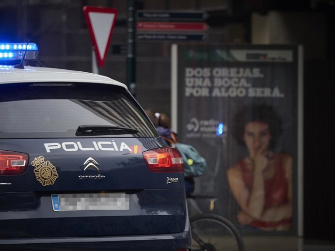 Archivo - Un coche  de la Policía Nacional circula por una calle de Pamplona.