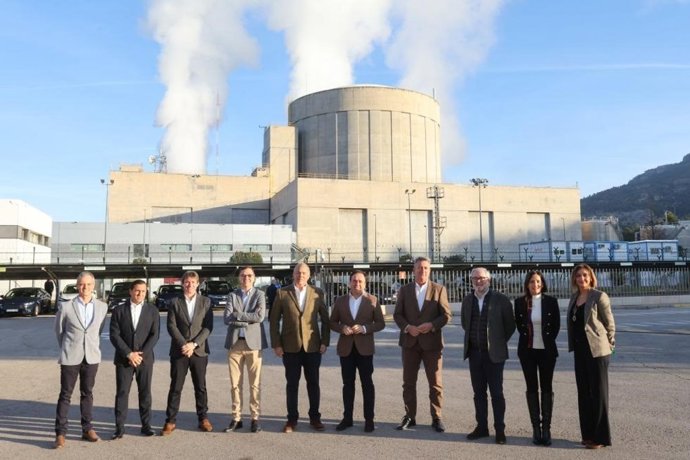 Archivo - El president de la Generalitat, Pérez Llorca, visita la central nuclear de Cofrentes, en una imagen de archivo