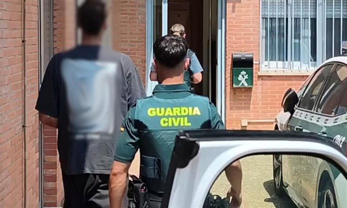 Agente de la Guardia Civil, con el detenido.