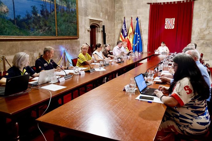 La presidenta del Govern, Marga Prohens, en la reunión de Inuncaib.