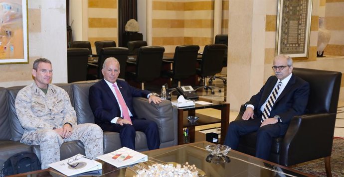 El primer ministro libanés, Nawaf Salam, reunido con una delegación estadounidense