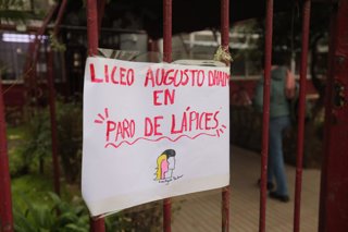Santiago, 11 de Agosto del 2026.  Liceo Augusto D’Halmar, estan en paro de lapices.  Luis Quinteros/Aton Chile