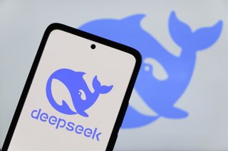 Archivo - May 27, 2026, Indonesia: In this photo illustration, the China Artificial Intelligence Deepseek logo is displayed on a smartphone and in the background.