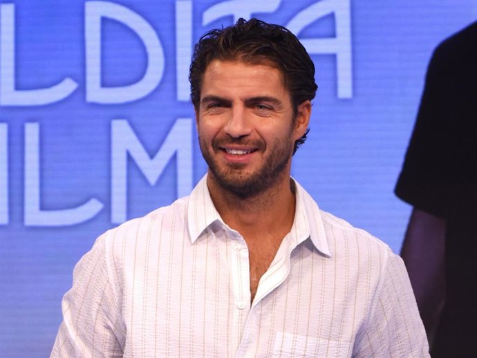Maxi Iglesias presume de verano y buena compañía en una terraza de Madrid