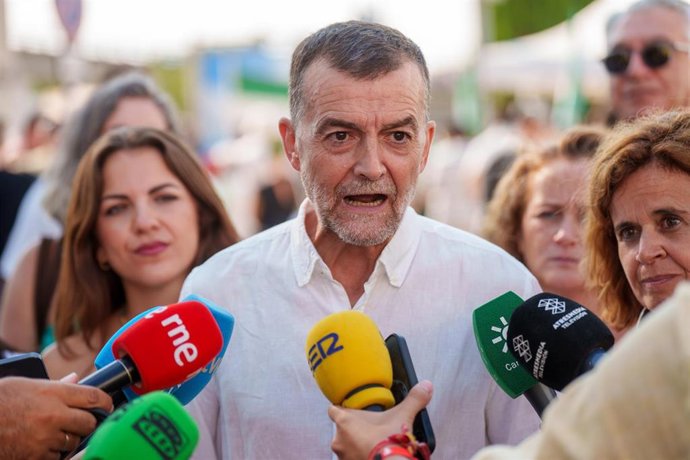 El portavoz del grupo Por Andalucía, Antonio Maíllo, atiende a los medios. Imagen de achivo.