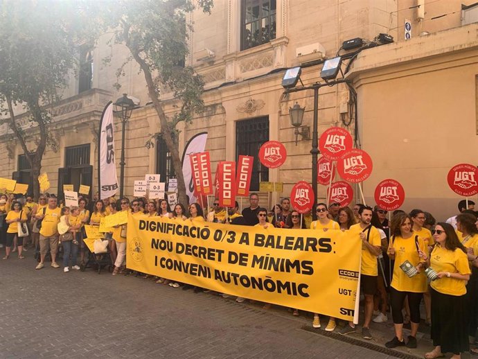 Archivo - Concentración de las trabajadoras de las 'escoletes' frente al Parlament