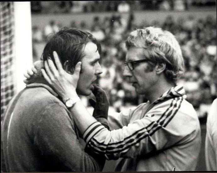 Archivo - Oct. 22, 1977 - West Ham v. Aston Villa At Upton Park. Photo Shows: Aston Villa goal keeper Jimmy Rimmer (left) indicates to the Villa pysiotherapist Peter Downs that he has no damage to his teeth after being concussed in a clash with West Hams
