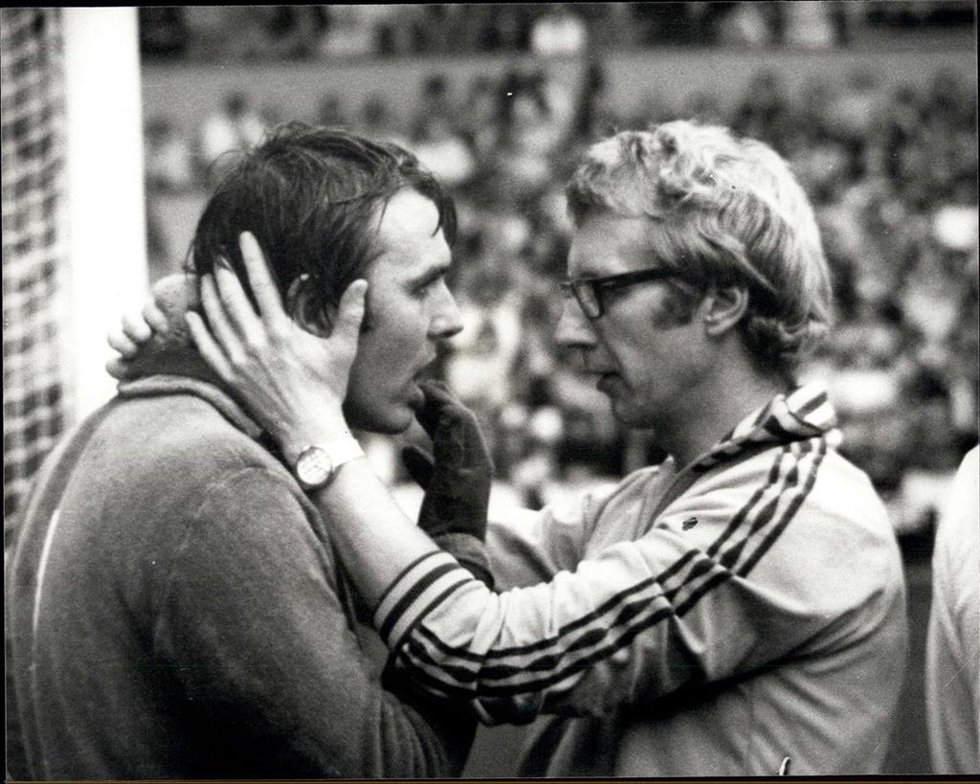 Archivo - Oct. 22, 1977 - West Ham v. Aston Villa At Upton Park. Photo Shows: Aston Villa goal keeper Jimmy Rimmer (left) indicates to the Villa p~ysiotherapist Peter Downs that he has no damage to his teeth after being concussed in a clash with West Hams
