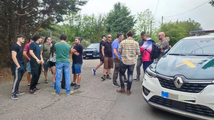 Vigilantes de seguridad del centro de menores de Sograndio, se concentran ante el edificio