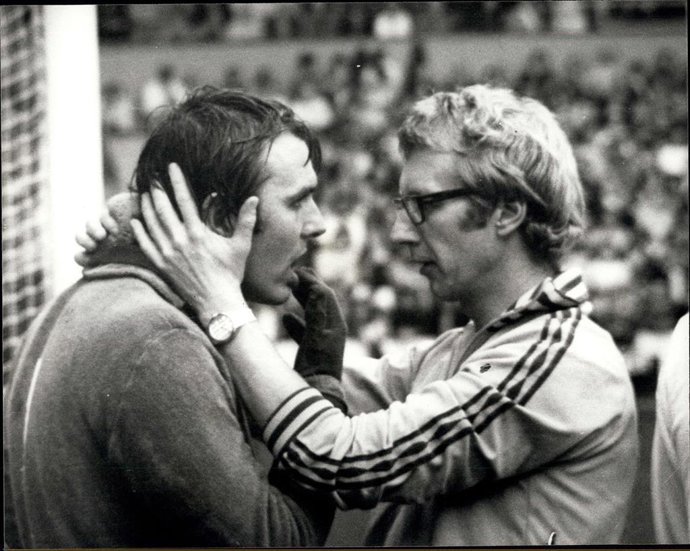 Archivo - Oct. 22, 1977 - West Ham v. Aston Villa At Upton Park. Photo Shows: Aston Villa goal keeper Jimmy Rimmer (left) indicates to the Villa pysiotherapist Peter Downs that he has no damage to his teeth after being concussed in a clash with West Hams