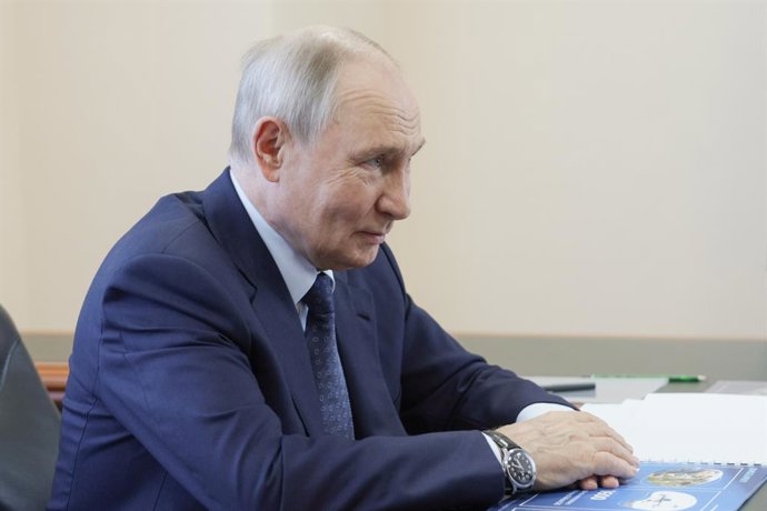 RÚSSIA, REGIÃO DE SAKHALIN – 13 DE AGOSTO DE 2026: Vladimir Putin, presidente da Rússia, participa de uma reunião com Valery Limarenko, governador da Região de Sakhalin