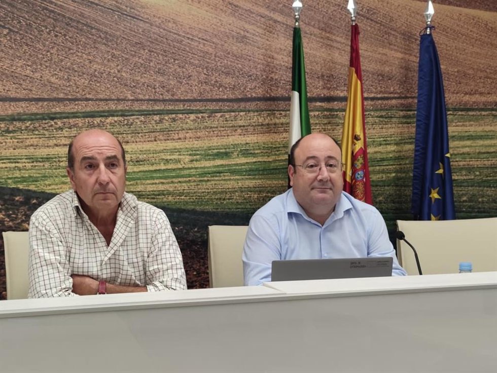 El consejero de Agricultura, Ganadería y Medio Natural, Juan José García García, acompañado por el director general de Agricultura y Ganadería, Julio Antonio Rojas Pastor, en una comparecencia en la sede de la consejería.