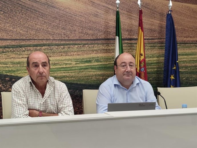 El consejero de Agricultura, Ganadería y Medio Natural, Juan José García García, acompañado por el director general de Agricultura y Ganadería, Julio Antonio Rojas Pastor, en una comparecencia en la sede de la consejería.