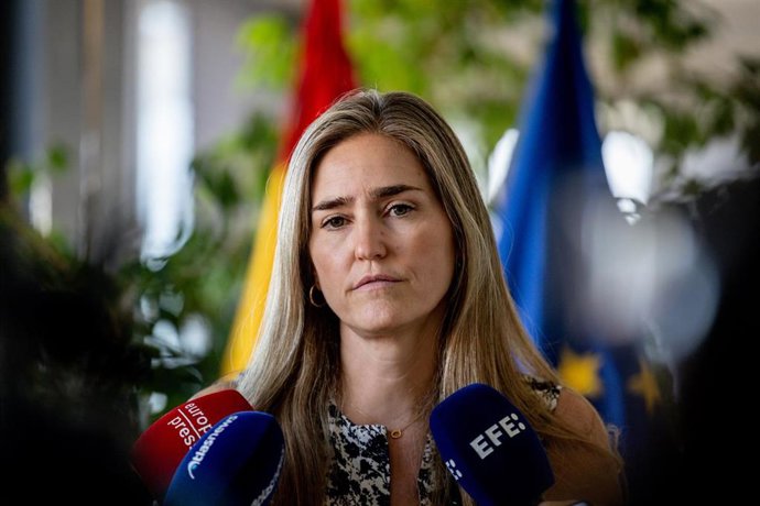 La vicepresidenta tercera y ministra para la Transición Ecológica y el Reto Demográfico, Sara Aagesen, ofrece declaraciones a los medios durante una visita el Puesto de Mando Avanzado (PMA) por los incendios de la Sierra Oeste, a 30 de julio de 2026, en N