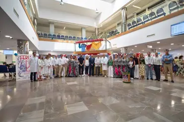 Los pacientes ingresados en unidades de hospitalización reciben la tradicional visita del alcalde con motivo de la Feria de Málaga