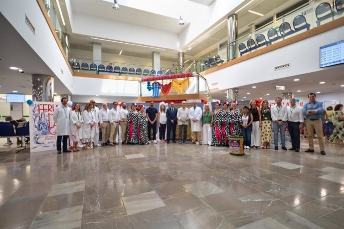 Los pacientes ingresados en unidades de hospitalización reciben la tradicional visita del alcalde con motivo de la Feria de Málaga