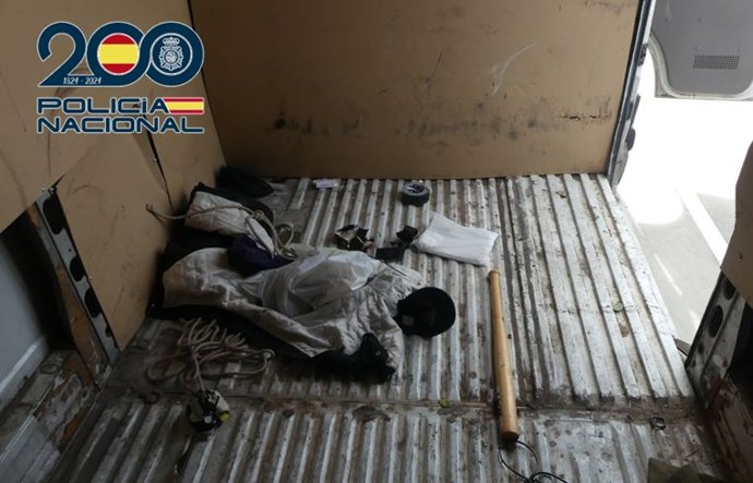 Material encontrado en el interior de una de las furgonetas utilizadas en el secuestro de un hombre en el barrio de Siete Palmas, en Las Palmas de Gran Canaria