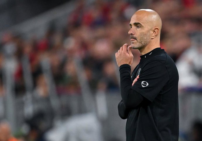 Archivo - Arquivo - ARQUIVADO - 17 de setembro de 2025, Baviera, Munique: FOTO DE ARQUIVO - O técnico do Chelsea, Enzo Maresca, fica na linha lateral durante a partida de futebol da Liga dos Campeões da UEFA entre o Bayern de Munique e o Chelsea FC na All