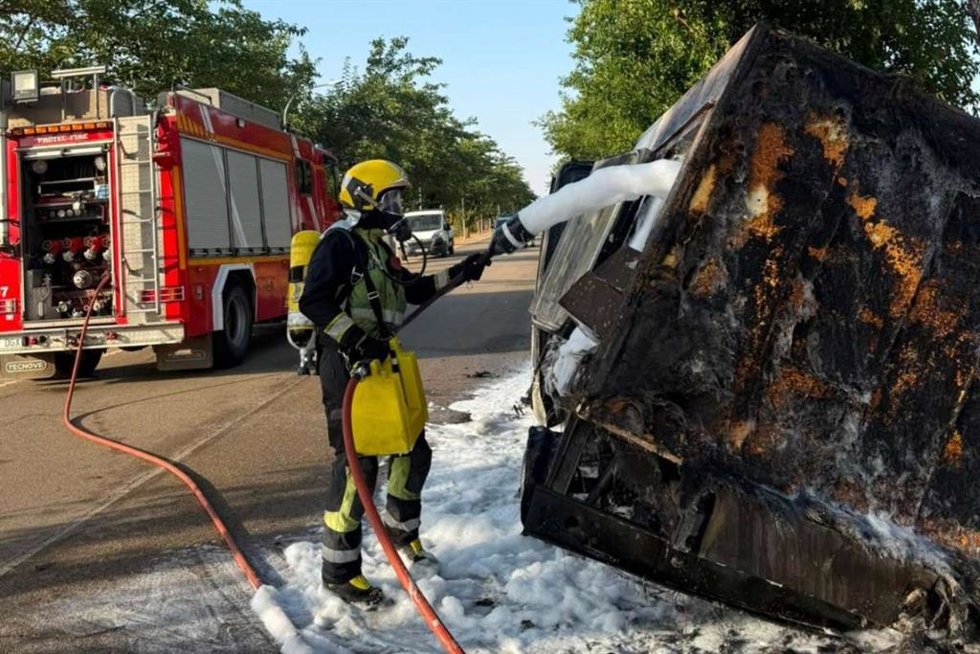 Calcinado un camión de congelados tras incendiarse en Puerto Lápice.
